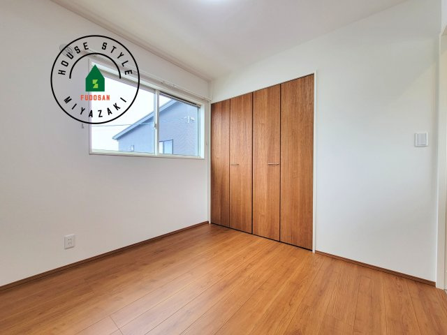 都城市太郎坊町(A号棟)の洋室|柔らかい陽光が差し込む明るいお部屋を演出する設計。彩光の取れる窓が気持ちの良いお部屋を創り上げます。