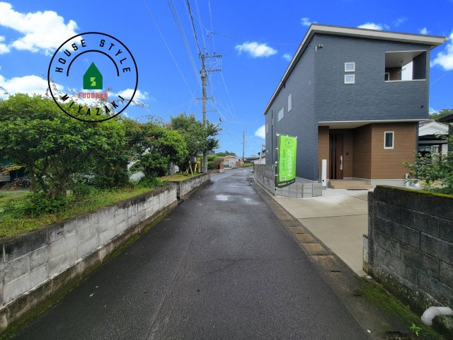 都城市太郎坊町(A号棟)の前面道路含む現地写真|前面道路は閑静な住宅地をはしる車通りの少ない道路。お車の出し入れが苦手なママや小さなお子様にも安心ですね。しっかり舗装もされているので、ベビーカーや自転車で通っても快適に通行できます。