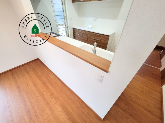 都城市太郎坊町(A号棟)のダイニング|キッチンから立ち込める香りが今日の料理を期待させます。