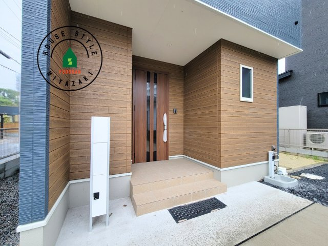 都城市太郎坊町(A号棟)の玄関|おでかけの時も帰った時も、「我が家」を最初に感じでもらえる素敵な空間に。
