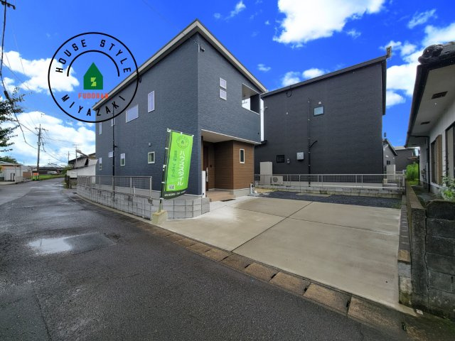 都城市太郎坊町(A号棟)の前面道路含む現地写真|見学の時間などお気軽にお問い合わせ下さい。