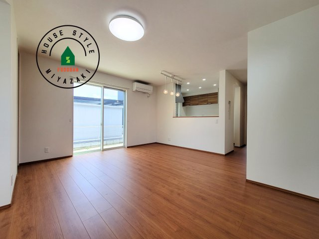 都城市太郎坊町(A号棟)の居間・リビング|キッチンからリビングをしっかり確認できます。家族の笑顔があふれる空間になりそうですね。