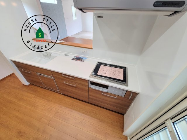 都城市太郎坊町(A号棟)のキッチン|ご家族を近くに感じられる対面キッチンのLDK。会話もはずみそうですね。