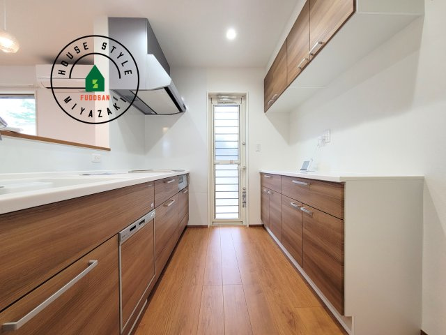 都城市太郎坊町(A号棟)のキッチン|ダイニングテーブルへの配膳がラクラク、お料理はかどるカウンター付きシステムキッチン！