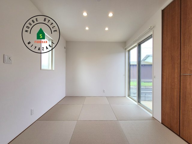 都城市太郎坊町(A号棟)の和室|和室を上手に活用すると暮らし方の幅が広がります。例えば普段は開け放して、子供の小さいうちはお昼寝や遊びのスペースに。畳はソフトなので転んでもケガをしにくく安心です