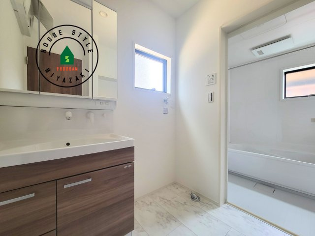 宮崎市大塚町西ノ後(B号棟)の脱衣所|ゆとりの洗面スペースで朝の身支度もスムーズに。暮らしを快適に変えるシャワー付洗面台です！