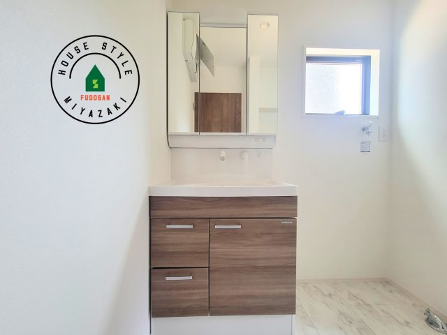 宮崎市大塚町西ノ後(B号棟)の独立洗面台|毎日使うものだから清潔な空間を保ちたい水回り。洗面にはそんな願いを解消させてくれる収納アイデアが満載です。三面鏡の裏側にはキャビネットが現れ小物から背の高い物まで収納できます。