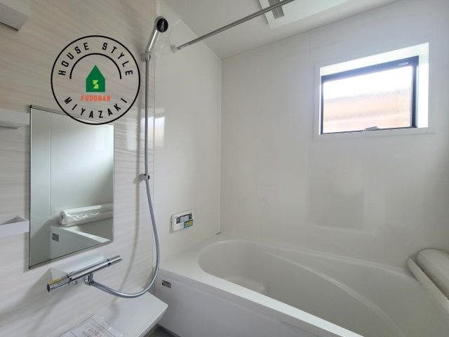 宮崎市大塚町西ノ後(B号棟)の浴室|1日の疲れを癒してくれる広々バスルーム。雨の日のお洗濯にも大活躍な浴室乾燥機付です！