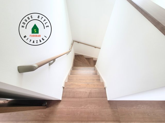 宮崎市大塚町西ノ後(B号棟)の内装|＜手すり付階段＞手すりがないと階段の昇り降りで危険なことはもちろん、壁に手をつきながら歩くことで壁紙が汚れやすくなります。すべての方に快適に昇り降りしていただくため、手すりを設置しました。