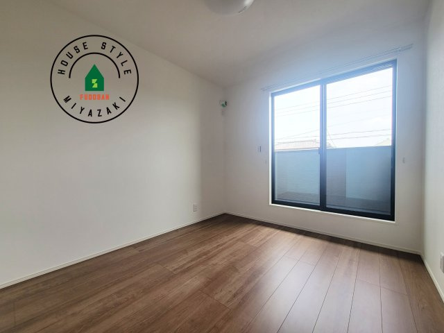 宮崎市大塚町西ノ後(B号棟)の寝室|主寝室には収納力に優れたクローゼットがありますので、お部屋もすっきり片付きます。