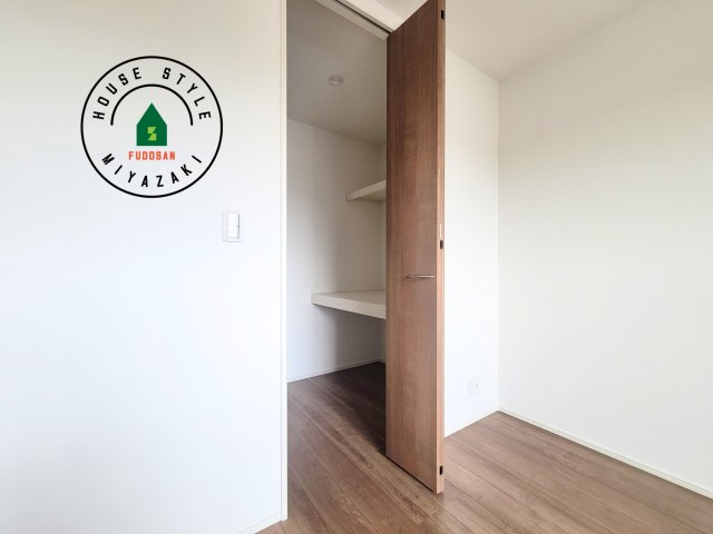 宮崎市大塚町西ノ後(B号棟)の収納|洋服や大きな荷物が多い方や人数の多いご家族などは、一般的なクローゼットよりもウォークインクローゼットのほうが使い勝手が良いです。