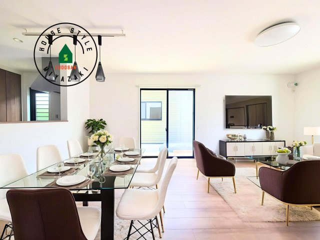 宮崎市大塚町西ノ後(B号棟)の居間・リビング|明るく開放的なリビングダイニングは豊かな陽光が注ぎ込み、やすらぎの空間を演出してくれます。ご家族で楽しいひとときをお過ごし下さい。※家具はCGを合成したものです。同社使用