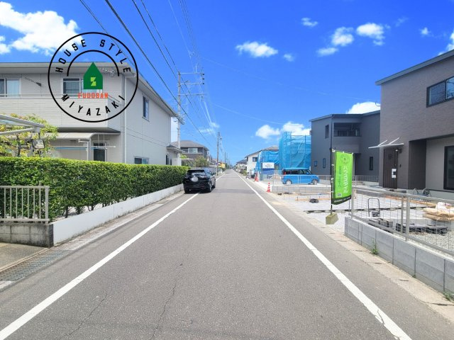 宮崎市大塚町西ノ後(B号棟)の前面道路含む現地写真|前面道路は閑静な住宅地をはしる車通りの少ない道路。お車の出し入れが苦手なママや小さなお子様にも安心ですね。しっかり舗装もされているので、ベビーカーや自転車で通っても快適に通行できます。