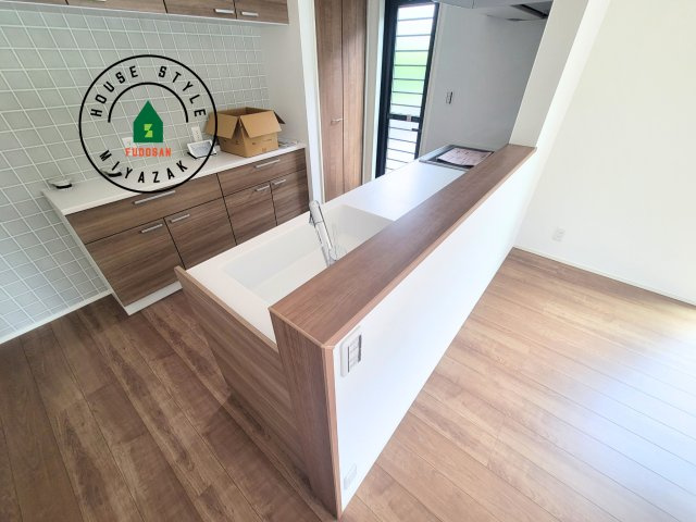 宮崎市大塚町西ノ後(B号棟)のダイニング|キッチンから立ち込める香りが今日の料理を期待させます。