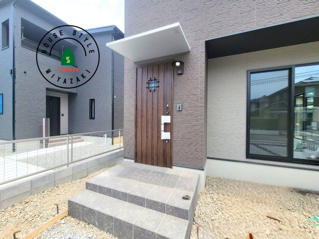 宮崎市大塚町西ノ後(B号棟)の玄関|おでかけの時も帰った時も、「我が家」を最初に感じでもらえる素敵な空間に。