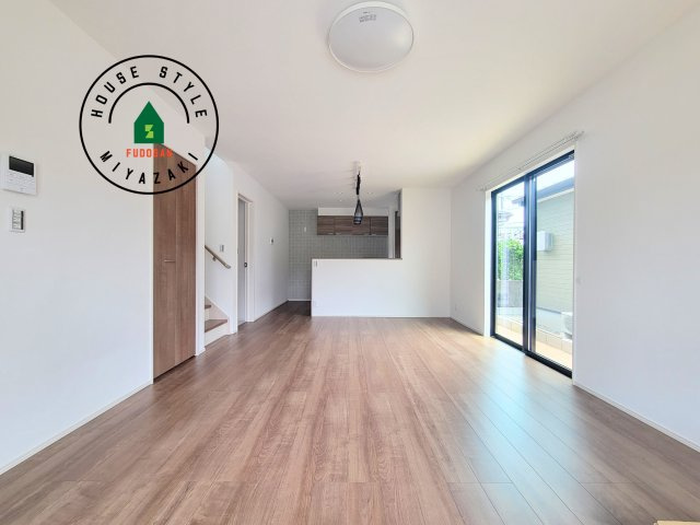 宮崎市大塚町西ノ後(B号棟)の居間・リビング|キッチンからリビングをしっかり確認できます。家族の笑顔があふれる空間になりそうですね。