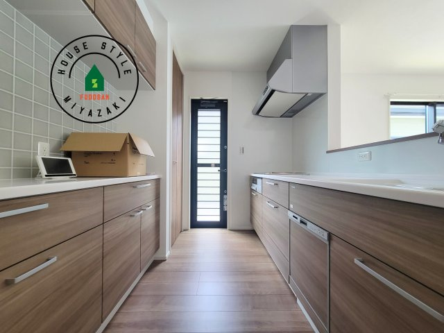 宮崎市大塚町西ノ後(B号棟)のキッチン|ダイニングテーブルへの配膳がラクラク、お料理はかどるカウンター付きシステムキッチン！