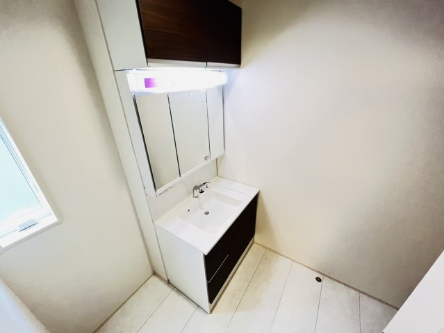 知多市八幡汐海道20番1『仲介手数料無料』新築戸建ての独立洗面台