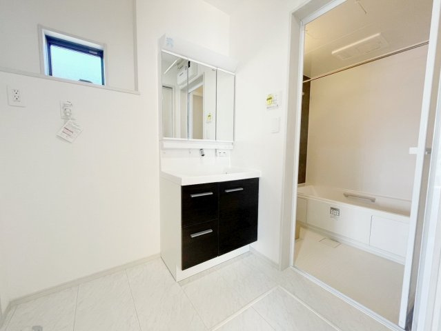 新築戸建・建売　矢吹町八幡町　AiTOWN　全5棟の独立洗面台|三面鏡付きの洗面台は小物収納に便利な引き出し収納♪ドライヤーやヘアアイロンなどの収納にも便利です！