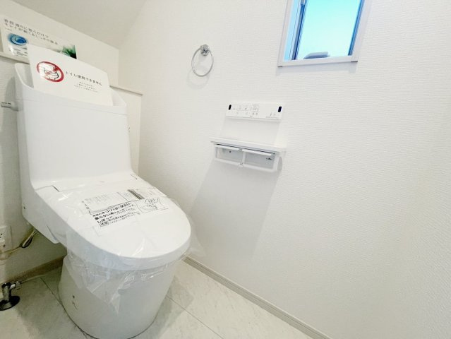 新築戸建・建売　矢吹町八幡町　AiTOWN　全5棟のトイレ|窓付きのトイレなので昼間は照明いらずで省エネ効果のトイレです♪