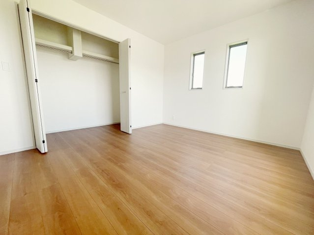 新築戸建・建売　矢吹町八幡町　AiTOWN　全5棟の洋室|たっぷり収納できるクローゼット収納が各部屋についています♪ハンガーにかけて収納すればアイロン時短♪