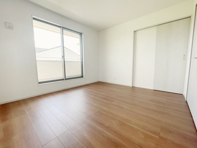 新築戸建・建売　矢吹町八幡町　AiTOWN　全5棟の洋室|バルコニーに面した洋室は洗濯物干しなどにも便利ですね♪２４時間換気システムつきで快適環境♪