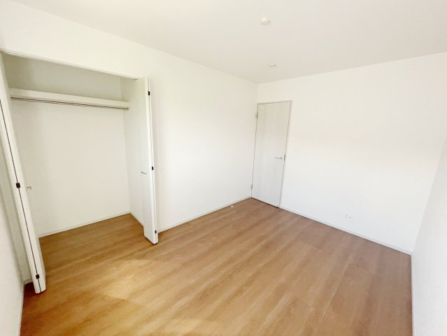 新築戸建・建売　矢吹町八幡町　AiTOWN　全5棟の洋室|枕棚付きなのでバッグや帽子などの小物収納にも便利♪折戸収納でお気に入りの一着が見つけやすいです♪