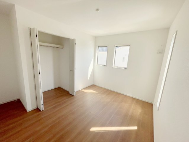 新築戸建・建売　矢吹町八幡町　AiTOWN　全5棟の洋室|6.5帖の洋室も南向きで陽当たり良好♪家具の廃止もしやすい窓の配置ですね♪