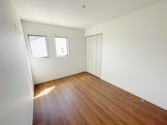 新築戸建・建売　矢吹町八幡町　AiTOWN　全5棟の洋室|６帖の洋室は南面の窓からたっぷり陽の光を取り入れることができます！