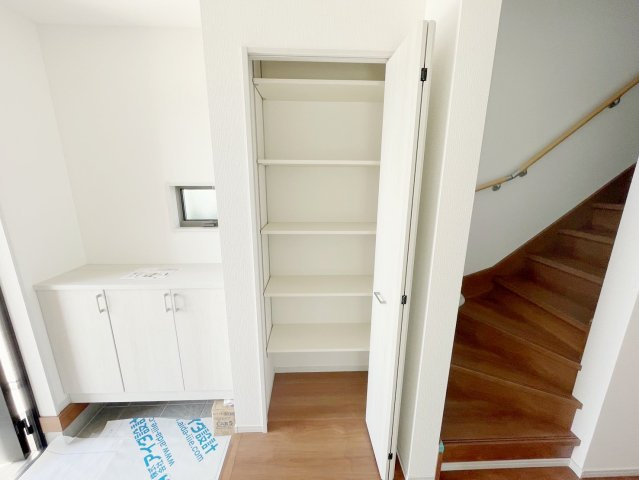 新築戸建・建売　矢吹町八幡町　AiTOWN　全5棟の収納|シューズボックス隣にも可動棚付きの収納があるので玄関をいつでもすっきり整頓できます！