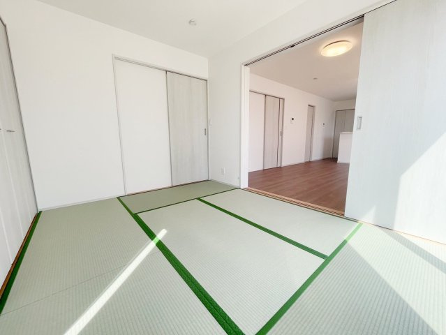 新築戸建・建売　矢吹町八幡町　AiTOWN　全5棟の和室|リビング隣の和室はリビングからも廊下からも移動ができるので客間としても大活躍の一部屋です！