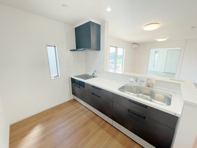 新築戸建・建売　矢吹町八幡町　AiTOWN　全5棟のキッチン|引き出し収納たっぷりのシステムキッチン♪IHクッキングヒーターなので火災の不安も軽減♪