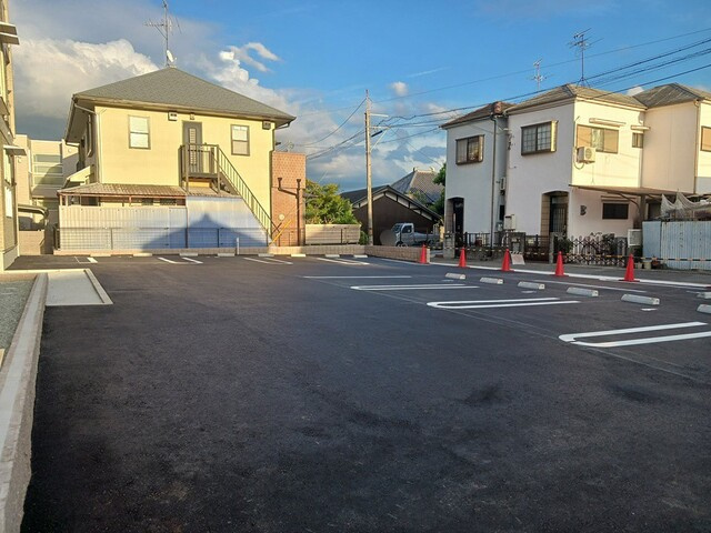 スペチアーレ　クアットロの駐車場