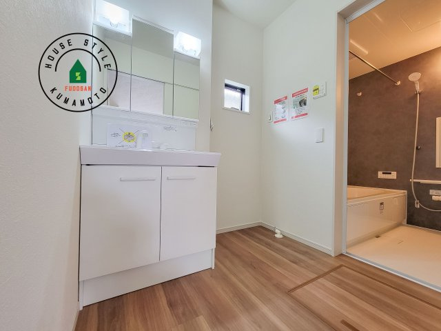 菊池郡菊陽町武蔵ケ丘2丁目第4-2棟（2号棟）　の脱衣所|ゆとりの洗面スペースで朝の身支度もスムーズに。暮らしを快適に変えるシャワー付洗面台です！