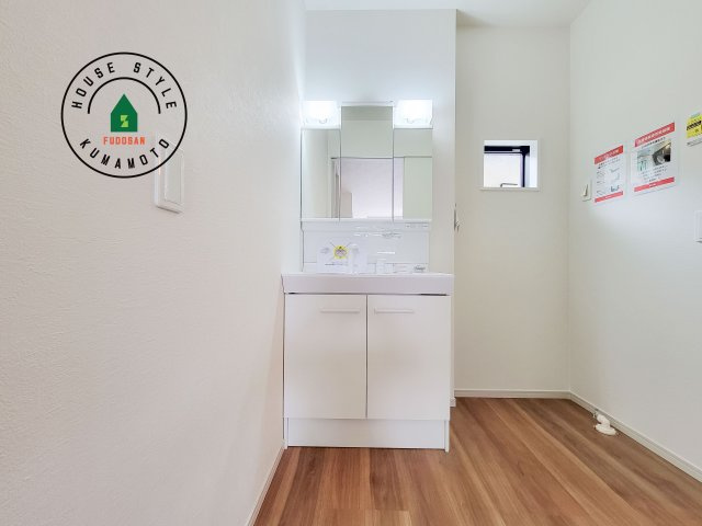 菊池郡菊陽町武蔵ケ丘2丁目第4-2棟（2号棟）　の独立洗面台|毎日使うものだから清潔な空間を保ちたい水回り。洗面にはそんな願いを解消させてくれる収納アイデアが満載です。三面鏡の裏側にはキャビネットが現れ小物から背の高い物まで収納できます。