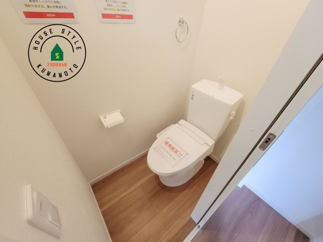 菊池郡菊陽町武蔵ケ丘2丁目第4-2棟（2号棟）　のトイレ|温水洗浄便座を完備しております。2ヶ所にトイレがあるのは朝の慌ただしい時間も安心です。
