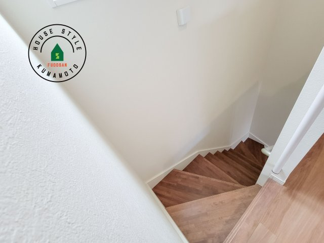 菊池郡菊陽町武蔵ケ丘2丁目第4-2棟（2号棟）　の内装|＜手すり付階段＞手すりがないと階段の昇り降りで危険なことはもちろん、壁に手をつきながら歩くことで壁紙が汚れやすくなります。すべての方に快適に昇り降りしていただくため、手すりを設置しました。