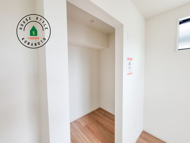 菊池郡菊陽町武蔵ケ丘2丁目第4-2棟（2号棟）　の収納|洋服や大きな荷物が多い方や人数の多いご家族などは、一般的なクローゼットよりもウォークインクローゼットのほうが使い勝手が良いです。