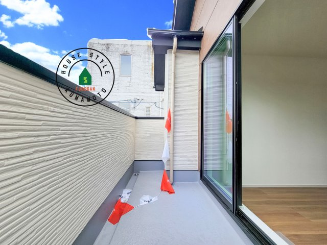 菊池郡菊陽町武蔵ケ丘2丁目第4-2棟（2号棟）　のバルコニー|風をしっかりと感じられるバルコニーでは、毎日が洗濯日和です。広々としているので洗濯も楽しくなるでしょうし、気分転換にバルコニーからの眺めを楽しむのもいいでしょう。