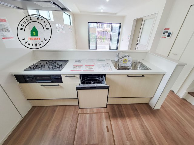 菊池郡菊陽町武蔵ケ丘2丁目第4-2棟（2号棟）　のキッチン|ご家族を近くに感じられる対面キッチンのLDK。会話もはずみそうですね。