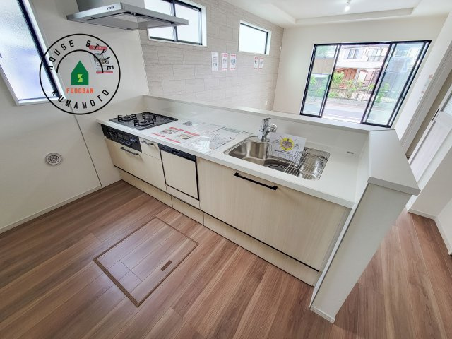 菊池郡菊陽町武蔵ケ丘2丁目第4-2棟（2号棟）　のキッチン|明るいキッチン作業スペースを多くとりました。ご夫婦でキッチンに立っても調理がしやすい広さです。食器類もすっきりと片付く収納は魅力的です。