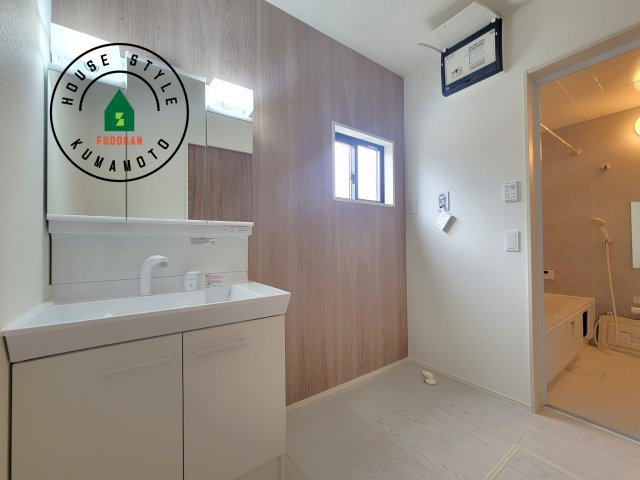 熊本市東区保田窪3丁目第1-2棟（19号棟）　の脱衣所|ゆとりの洗面スペースで朝の身支度もスムーズに。暮らしを快適に変えるシャワー付洗面台です！