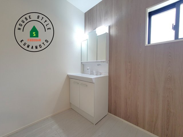 熊本市東区保田窪3丁目第1-2棟（19号棟）　の独立洗面台|毎日使うものだから清潔な空間を保ちたい水回り。洗面にはそんな願いを解消させてくれる収納アイデアが満載です。三面鏡の裏側にはキャビネットが現れ小物から背の高い物まで収納できます。