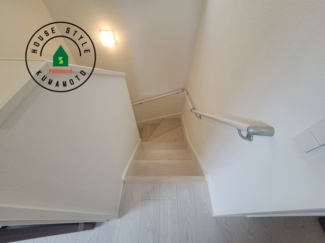 熊本市東区保田窪3丁目第1-2棟（19号棟）　の内装|階段からも明るい光が入ります。採光や通風も階段の重要な役割です。