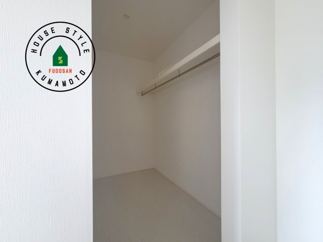 熊本市東区保田窪3丁目第1-2棟（19号棟）　の収納|洋服や大きな荷物が多い方や人数の多いご家族などは、一般的なクローゼットよりもウォークインクローゼットのほうが使い勝手が良いです。