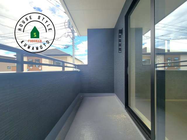 熊本市東区保田窪3丁目第1-2棟（19号棟）　のバルコニー|風をしっかりと感じられるバルコニーでは、毎日が洗濯日和です。広々としているので洗濯も楽しくなるでしょうし、気分転換にバルコニーからの眺めを楽しむのもいいでしょう。