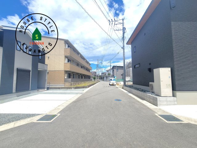 熊本市東区保田窪3丁目第1-2棟（19号棟）　の前面道路含む現地写真|前面道路は閑静な住宅地をはしる車通りの少ない道路。お車の出し入れが苦手なママや小さなお子様にも安心ですね。しっかり舗装もされているので、ベビーカーや自転車で通っても快適に通行できます。