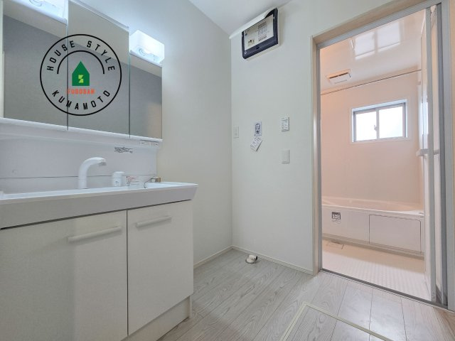 合志市栄第3-1棟（1号棟）　の脱衣所|ゆとりの洗面スペースで朝の身支度もスムーズに。暮らしを快適に変えるシャワー付洗面台です！