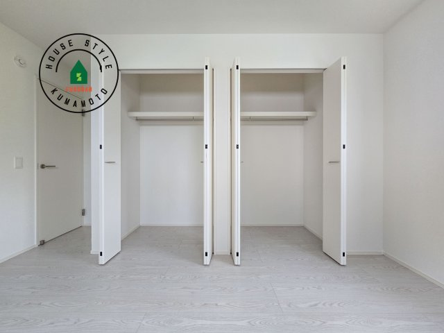 合志市栄第3-1棟（1号棟）　の収納|洋服や大きな荷物が多い方や人数の多いご家族などは、一般的なクローゼットよりもウォークインクローゼットのほうが使い勝手が良いです。