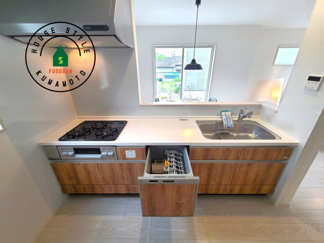 合志市栄第3-1棟（1号棟）　の設備|ビルトインタイプで、キッチンと同じカラーにすることにより一体感を持たせることができます。乾燥機能が備わっているため家事の時間が短縮できます。